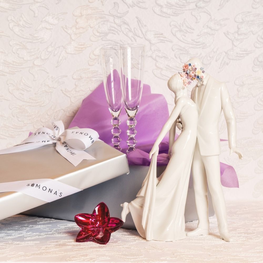 Porcelain figurine, Love I Blossoms by Virginia Gonzalez - LLADRO