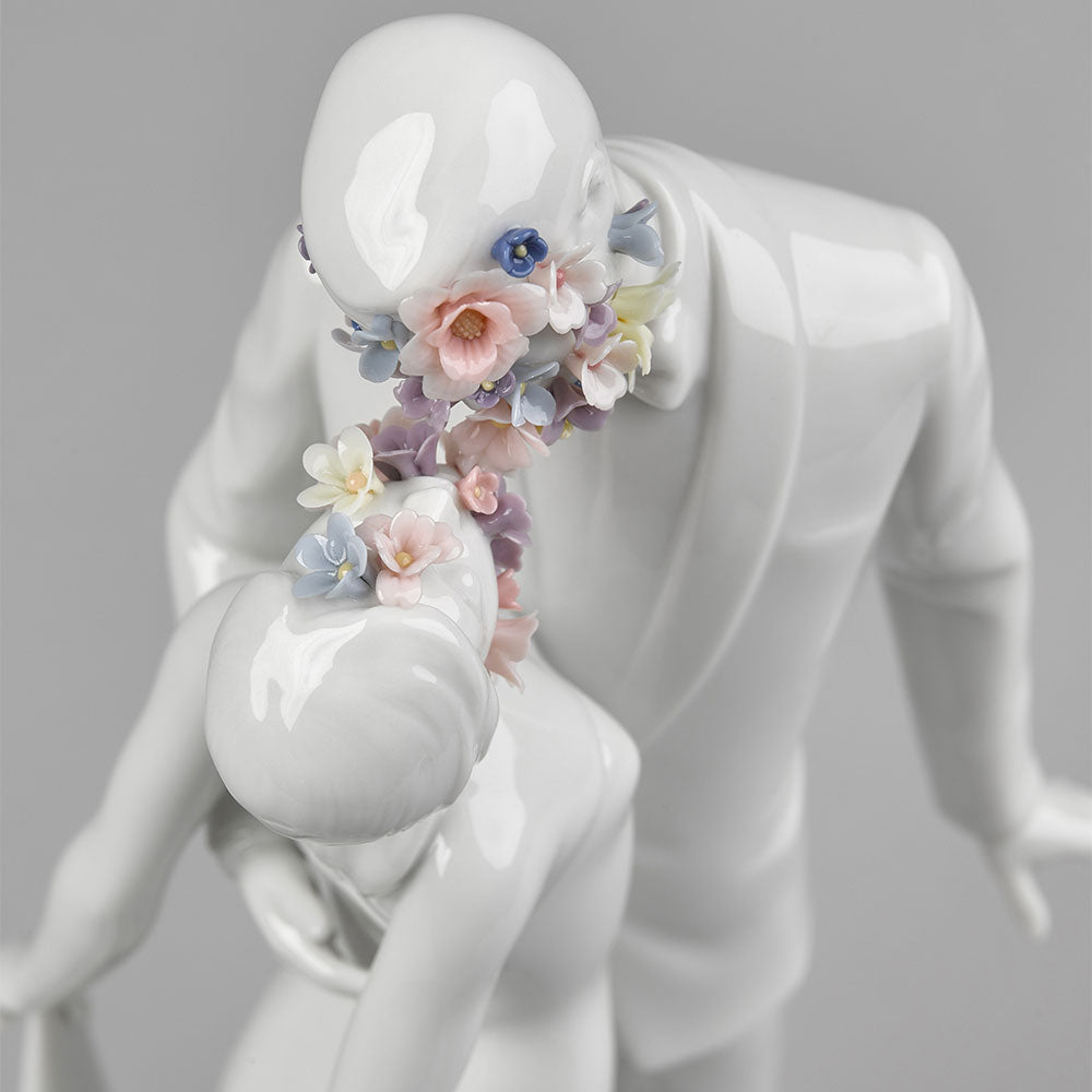 Porcelain figurine, Love I Blossoms by Virginia Gonzalez - LLADRO