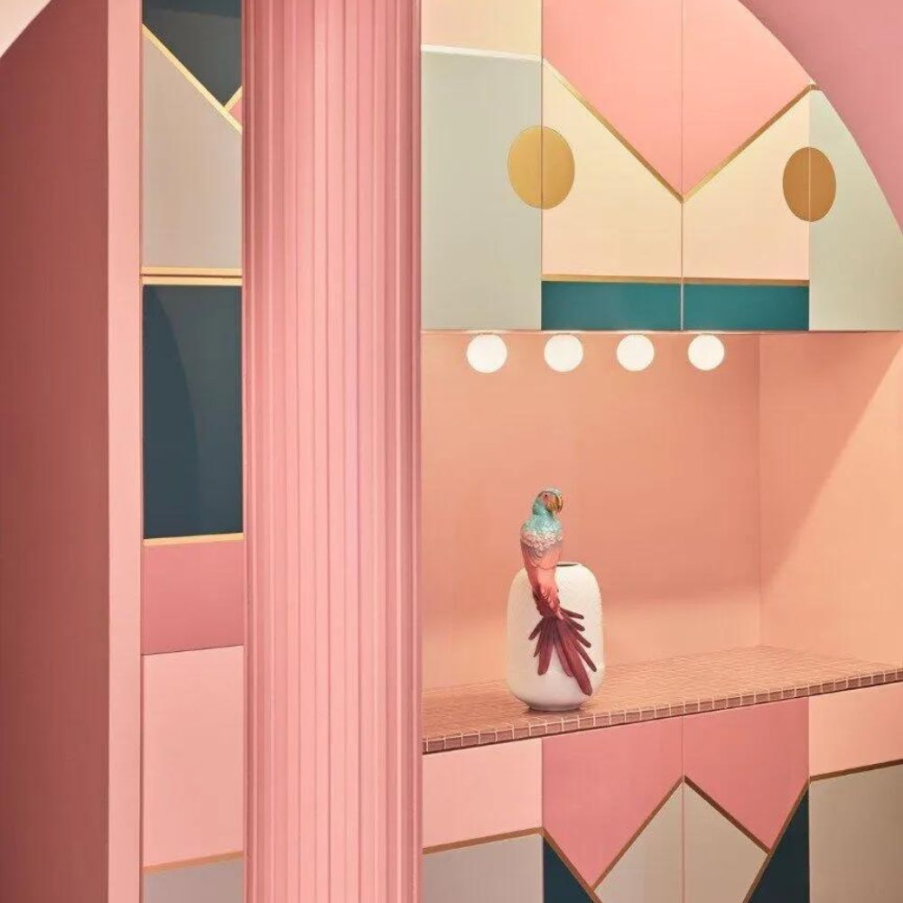 Decorative porcelain vase, Macaw by Dept. Diseno y Decoracion - LLADRO