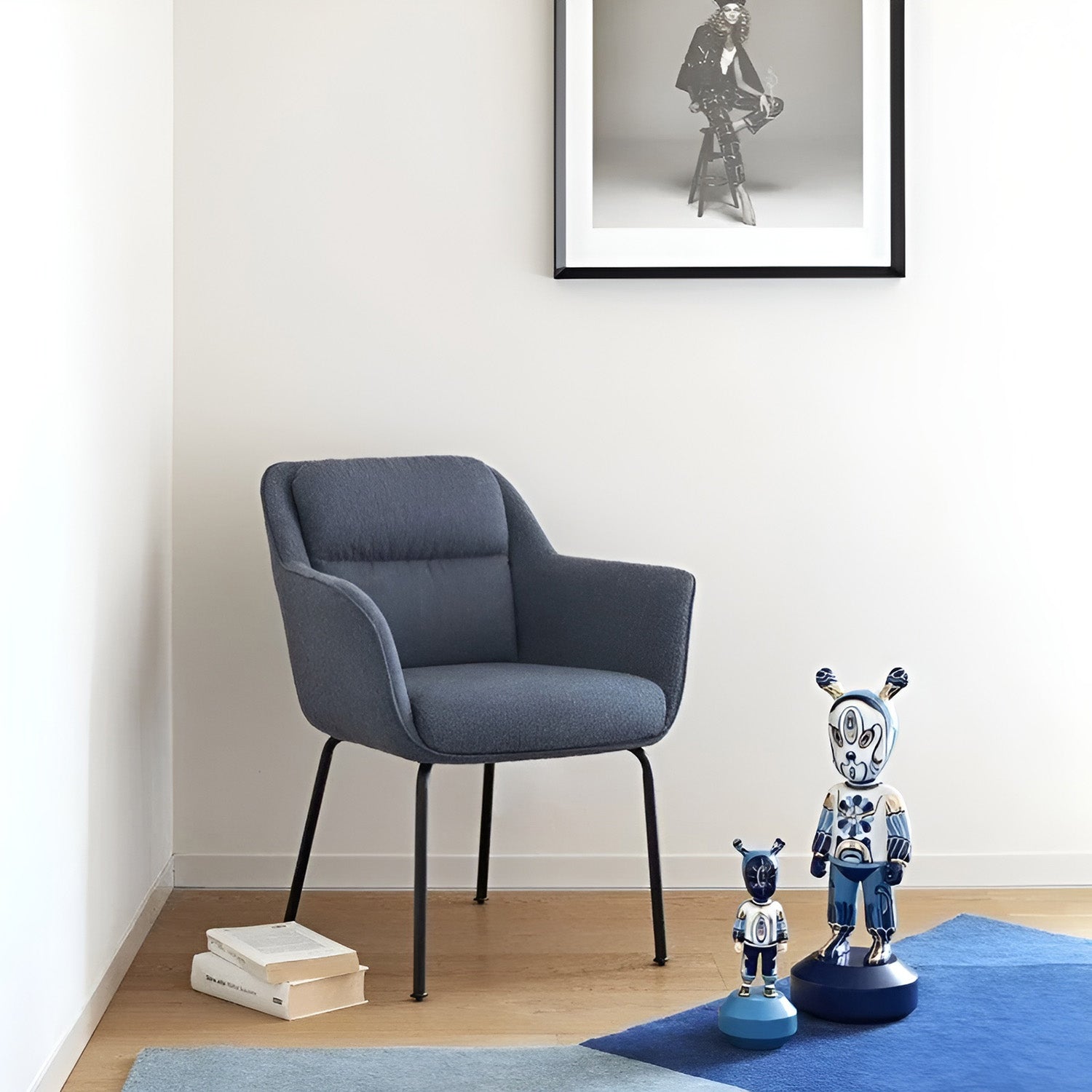 Porcelain sculpture, 11.8 inches, The Guest by Kzeng Jiang - LLADRO