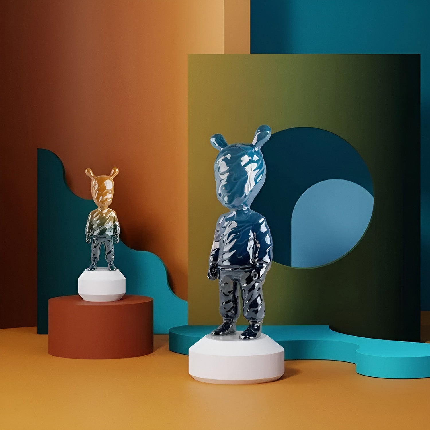 Porcelain sculpture, 11.8 inches, The Guest by Supakitch - LLADRO