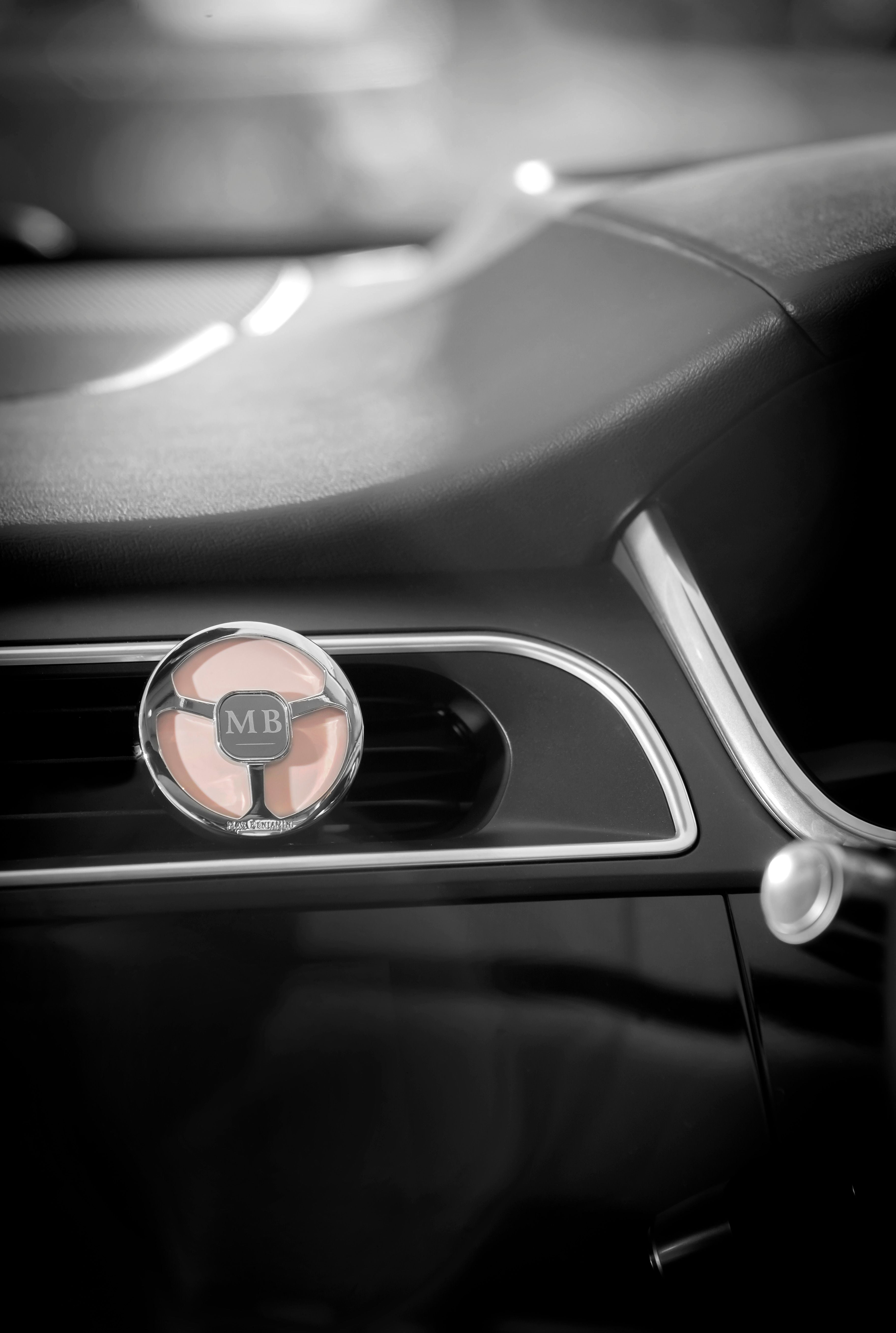 Car air freshener with 4 refills, French Linen Water, Car Fragrance - MAX BENJAMIN