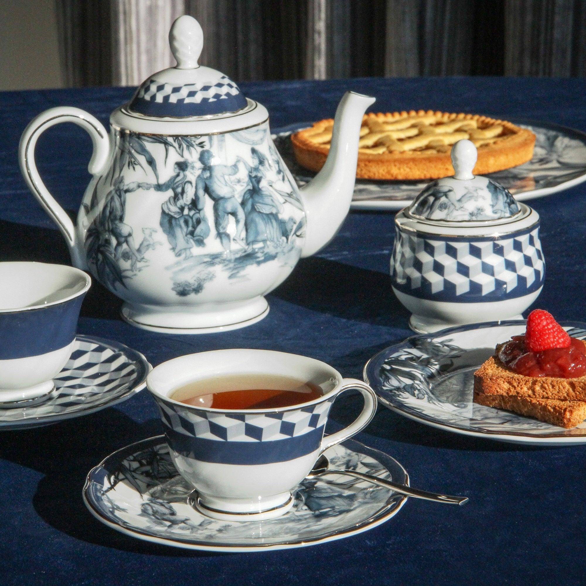 Porcelain teapot, Versailles - BACI MILANO