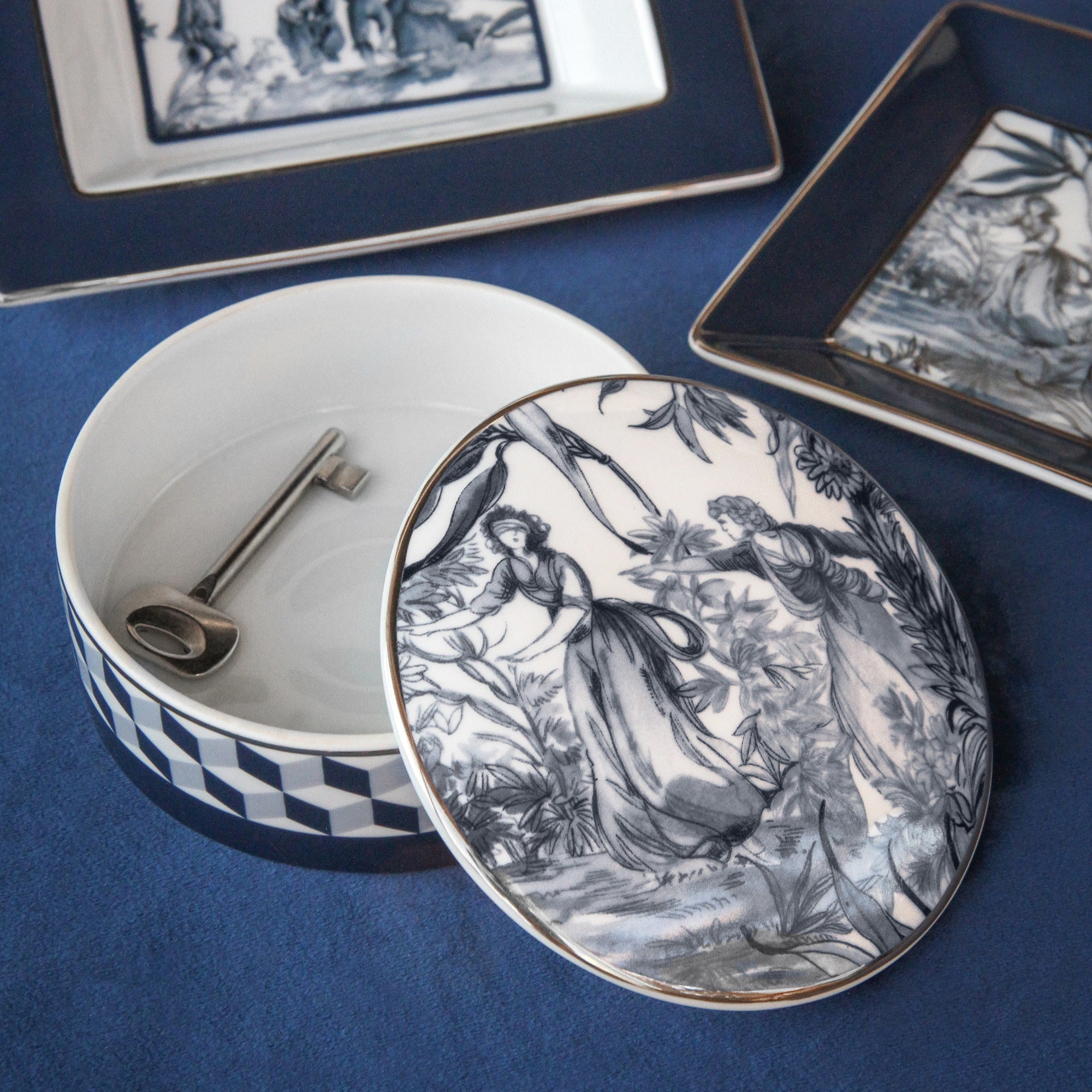 Round porcelain box, 5.1 inches, Versailles - BACI MILANO