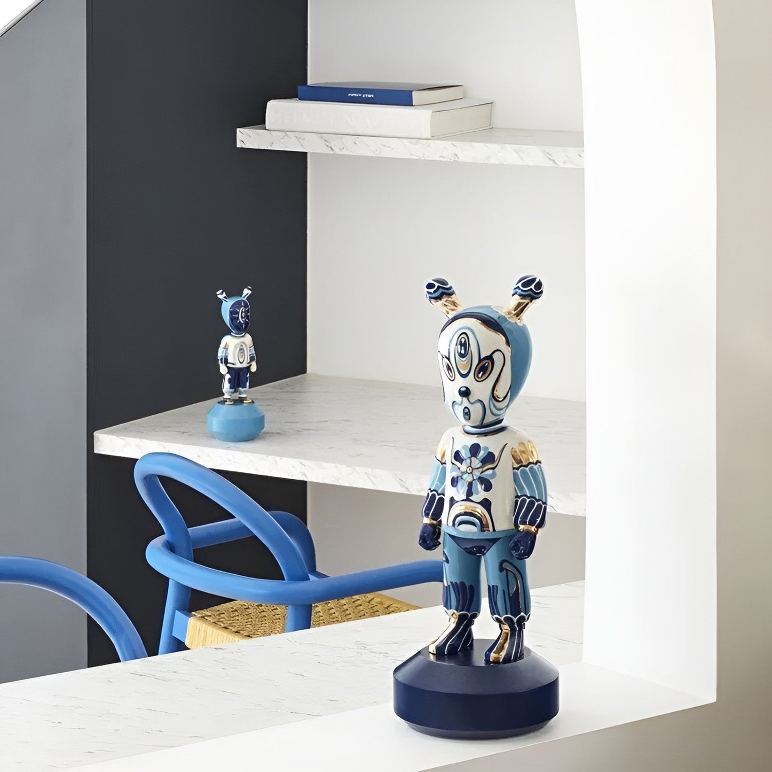 Porcelain sculpture, 11.8 inches, The Guest by Kzeng Jiang - LLADRO