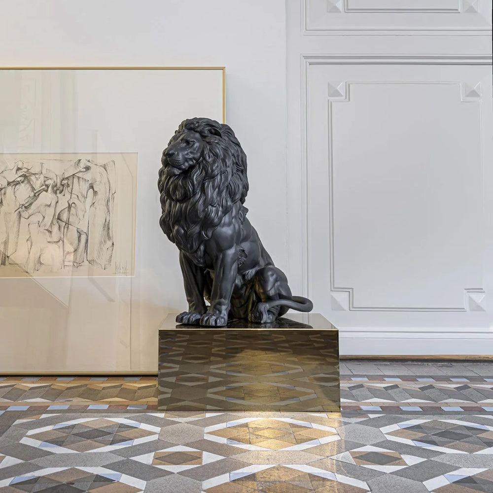 Porcelain sculpture, Matt Black, 16.9 inches, Majestic Lion by Raul Rubio - LLADRO
