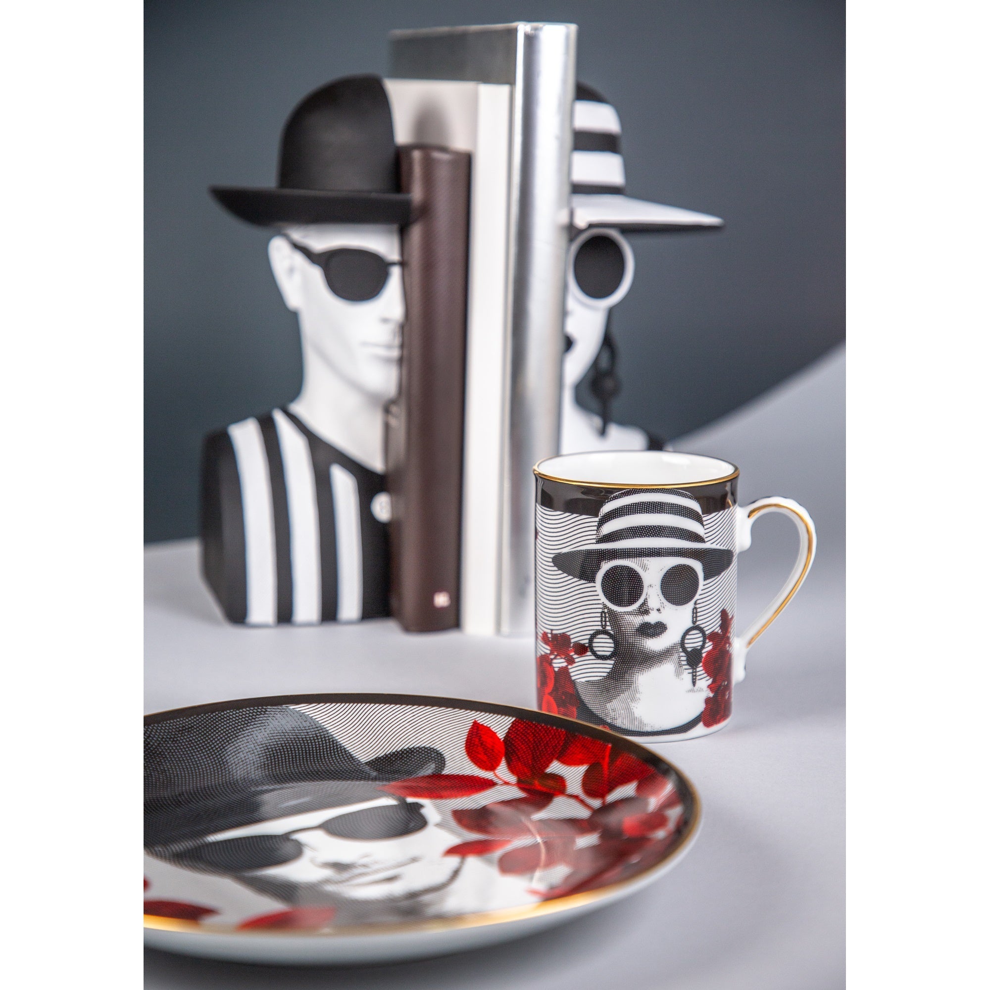 Decorative plate, porcelain, 9.4 inches, The inseparables Mrs White - BACI MILANO